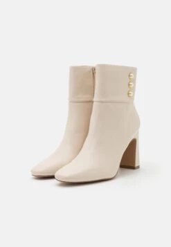 Anna Field -Anna Field 880d356425f3479b8409f447264aea6d